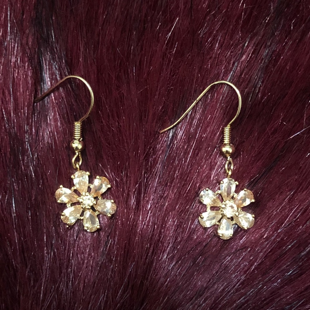 Dansez Cream Crystal Flower Earrings
